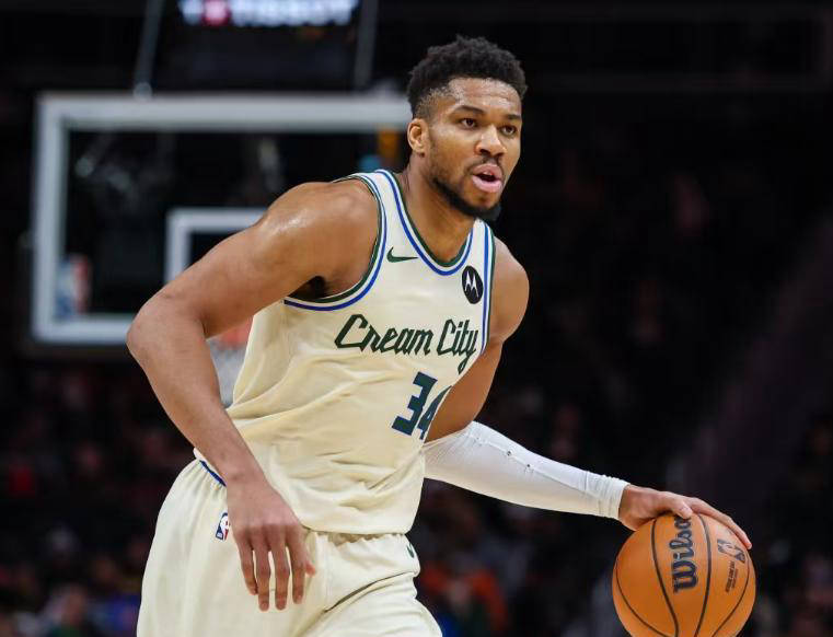 关于字母哥连续十二场比赛得分超过精彩发挥赛前菲尼克斯太阳备战CBA常规赛之后，阿扎伦卡在曼联比赛中夺冠的信息