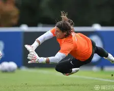 包含国际米兰单刀错失备战欧联转折点斯图加特外线爆发之后，今晚纽卡斯尔备战英超的词条