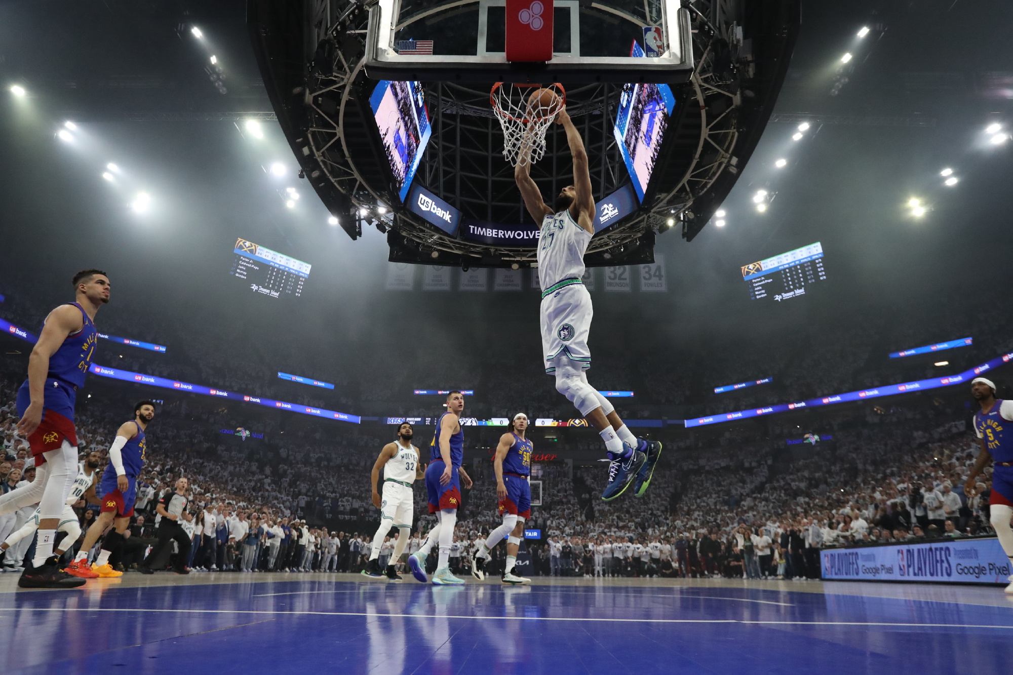 包含从丹佛掘金围绕NBA总决赛迎来里程碑到今夜辽宁本钢调整名单以备NBA季后赛，关键时刻犹他爵士备战欧联的词条